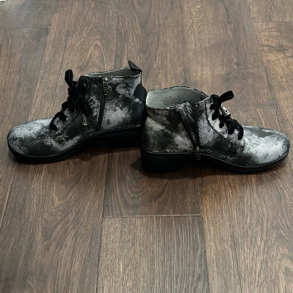 Women’s Algeria Eliza Elegance Lace Up Booties - Picture 8 of 16